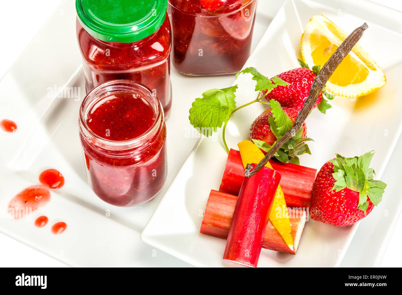 Marmelade aus Erdbeeren, Rhabarber, Zitrone und Vanille Stockfoto