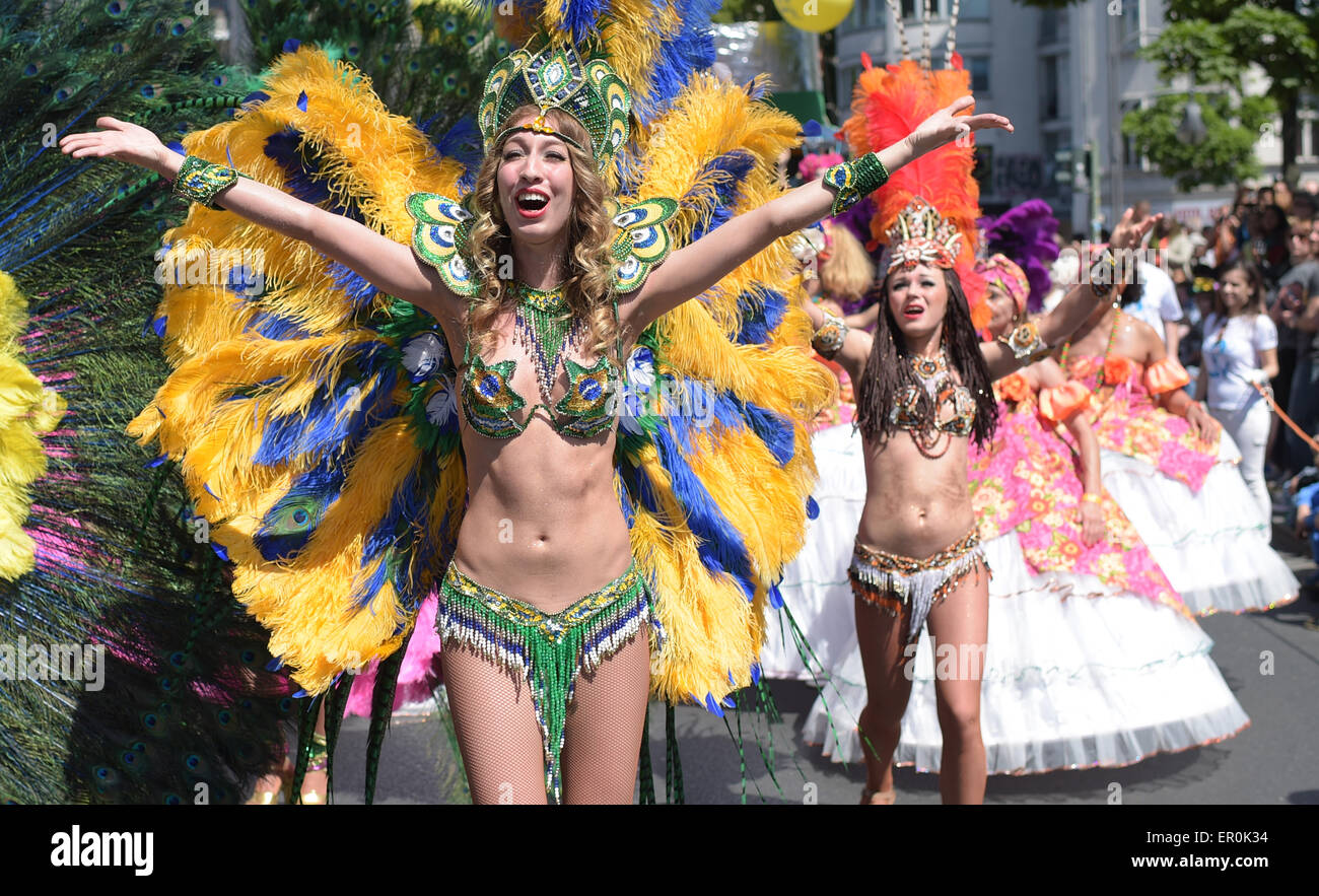 Berlin, Deutschland. 24. Mai 2015. Mitglieder der Sapucaiu keine Samba-Gruppe tanzen an der Parade auf dem Karneval der Kulturen in Berlin, Deutschland, 24. Mai 2015. Foto: RAINER JENSEN/Dpa/Alamy Live-Nachrichten Stockfoto