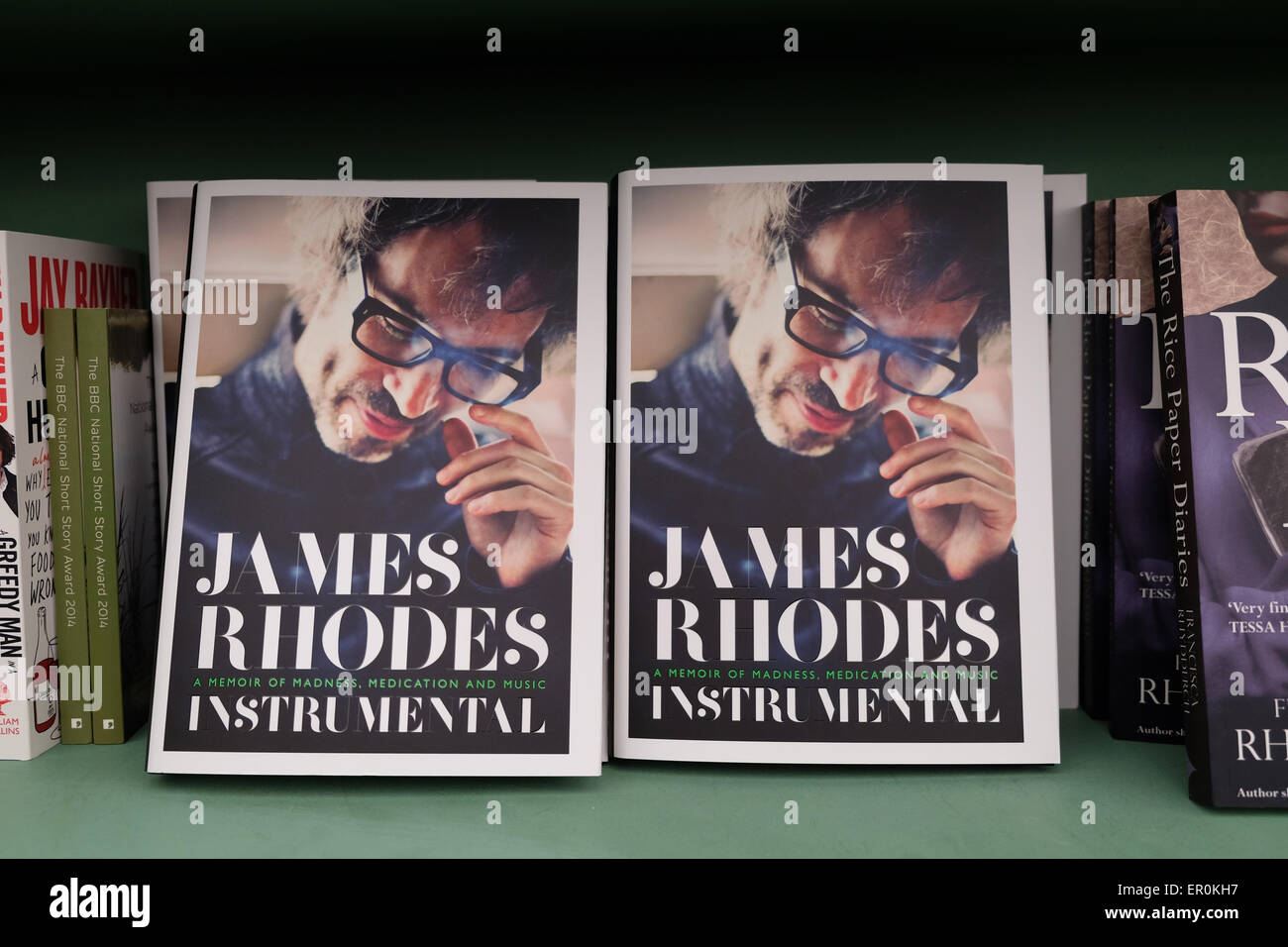 24. Mai 2015 Hay Festival Musiker und Autor James Rhodes neues Buch Instrumental erschien spät am Samstagabend nach einem Gerichtsurteil am Freitag und wird hier auf den Verkauf in der Festival-Buchhandlung am Sonntag gesehen. Stockfoto