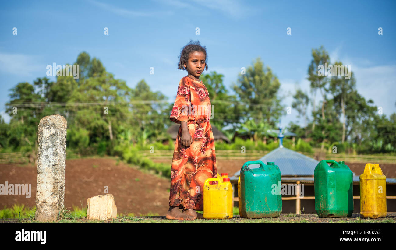 Äthiopische Mädchen gehen für Wasser in der Nähe von Addis Abeba. Stockfoto