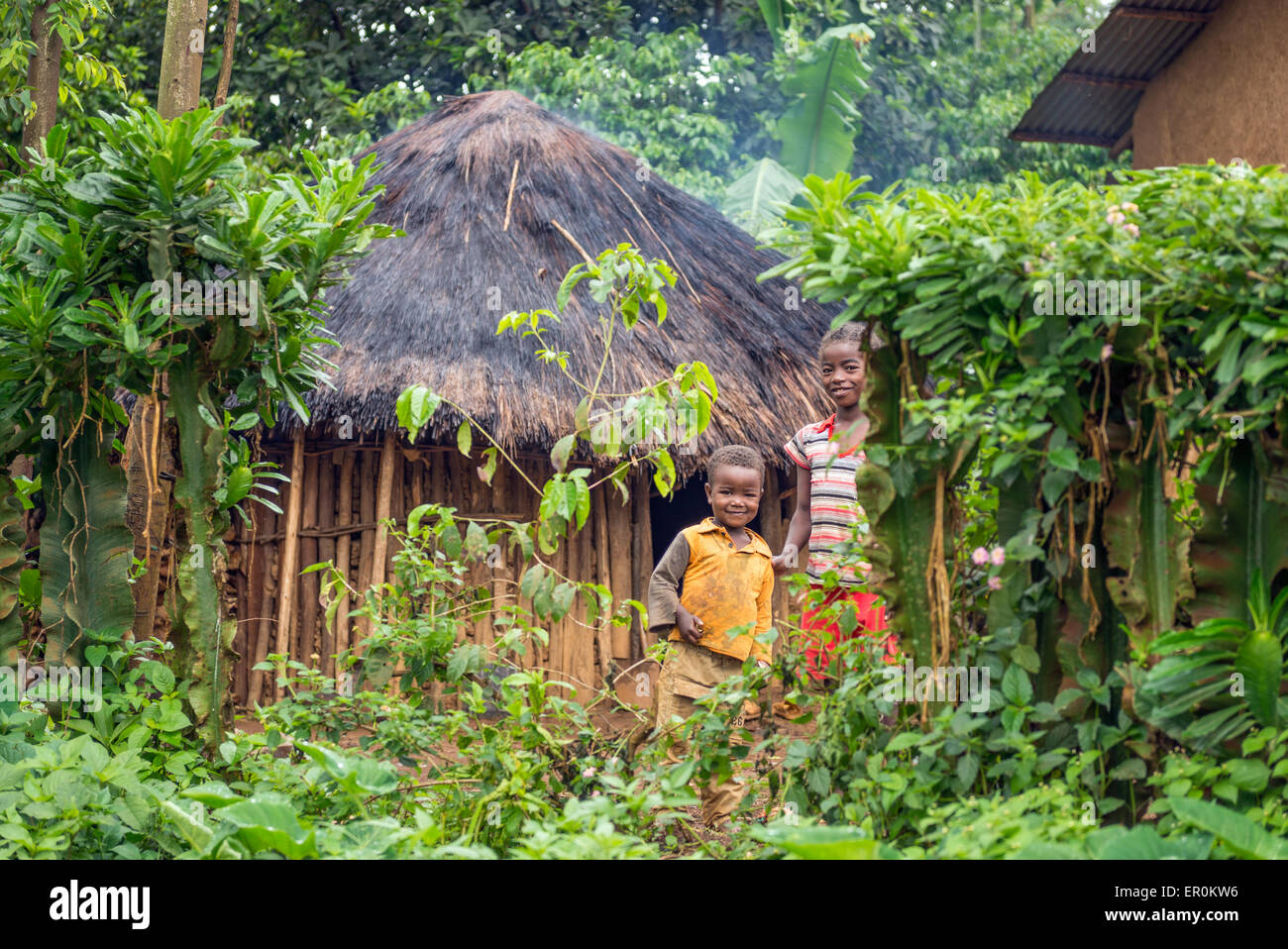 Kinder vor ihrem Haus in Äthiopien. Stockfoto