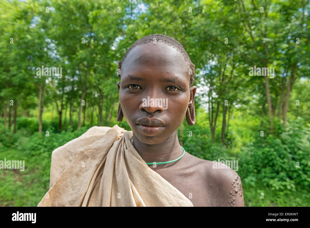 Porträt eines jungen Mannes aus dem afrikanischen Stamm Suri mit traditionell vergrößerte Ohren Stockfoto