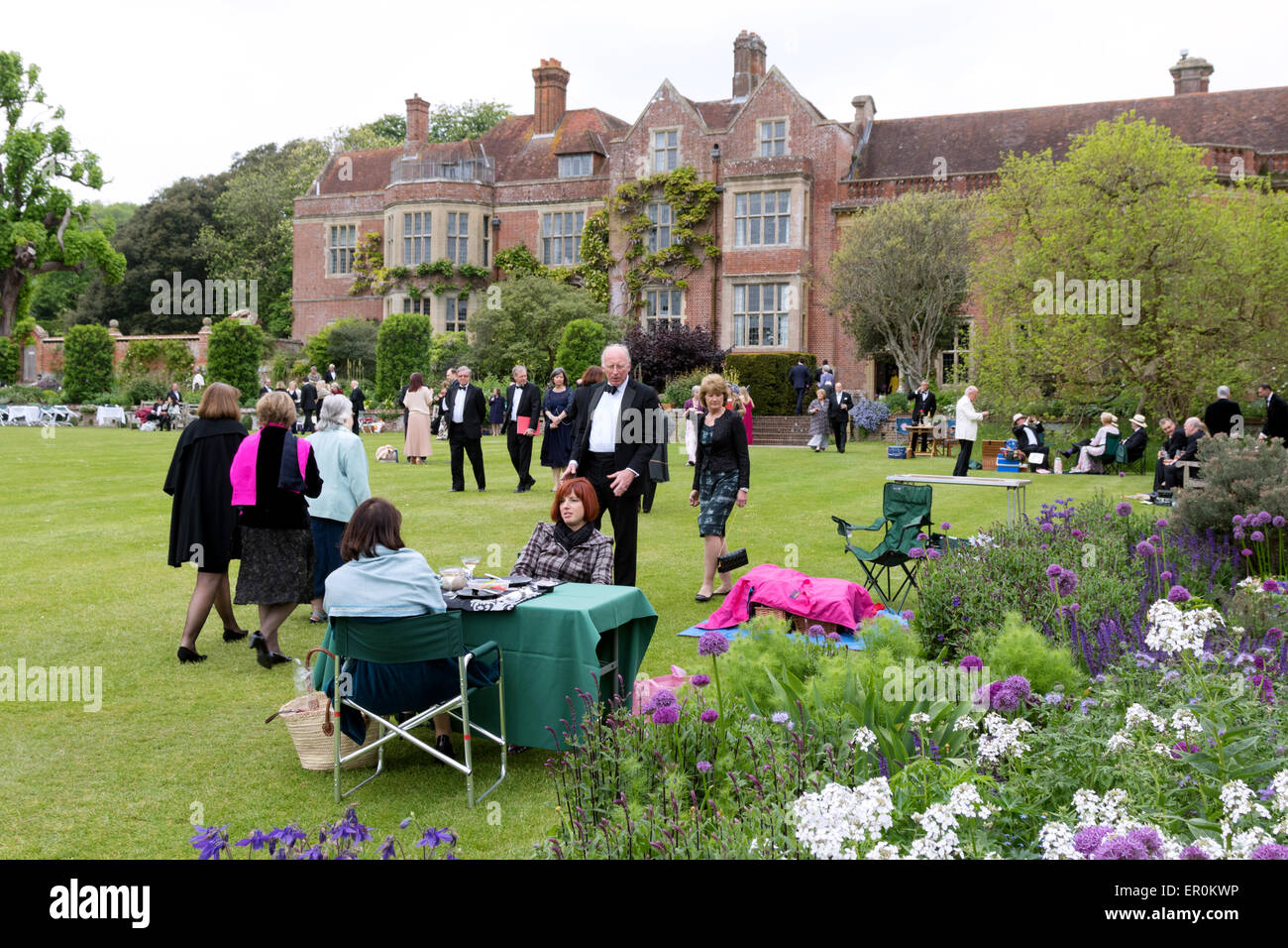 Opera UK: Menschen, die ein Picknick an der Glyndebourne Opera Festival mit dem Haus im Hintergrund, Glyndebourne, Lewes, Sussex UK Stockfoto