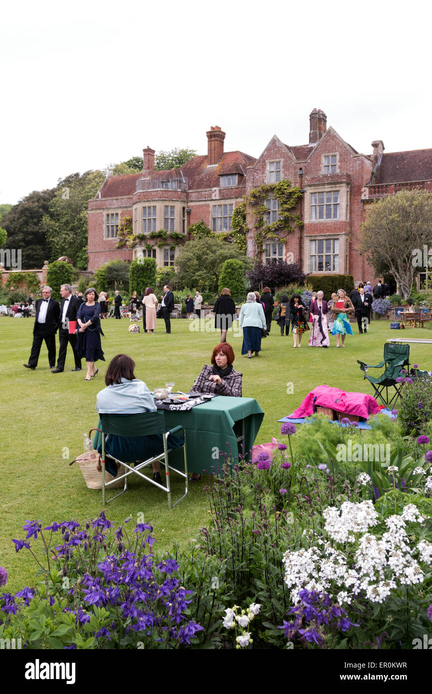 Menschen mit einem Picknick auf dem Glyndebourne Opera Festival mit dem Haus im Hintergrund, Glyndebourne, Lewes Sussex UK Stockfoto