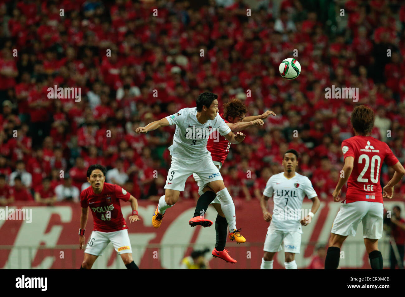 Saitama, Japan. 23. Mai 2015. (L, R) Gen Shoji (Geweih), Takahiro Sekine (rot) Fußball: 2015 J1 Liga 1. Etappe Match zwischen Urawa Red Diamonds 2: 1-Kashima Antlers in Saitama Stadium 2002 in Saitama, Japan. Bildnachweis: AFLO SPORT/Alamy Live-Nachrichten Stockfoto