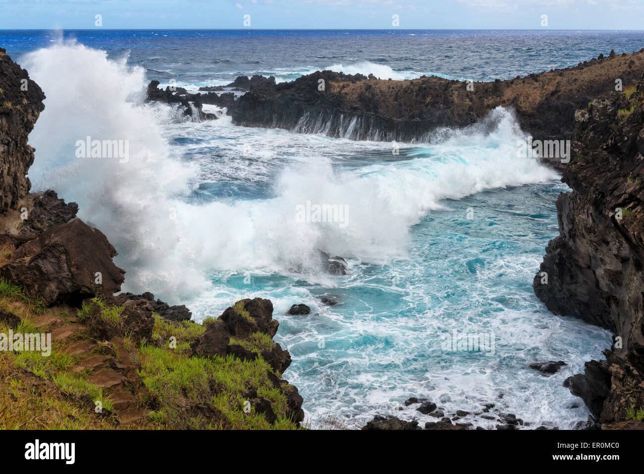 Wellen an den Felsen, Nationalpark Rapa Nui, Osterinsel, Chile Stockfoto