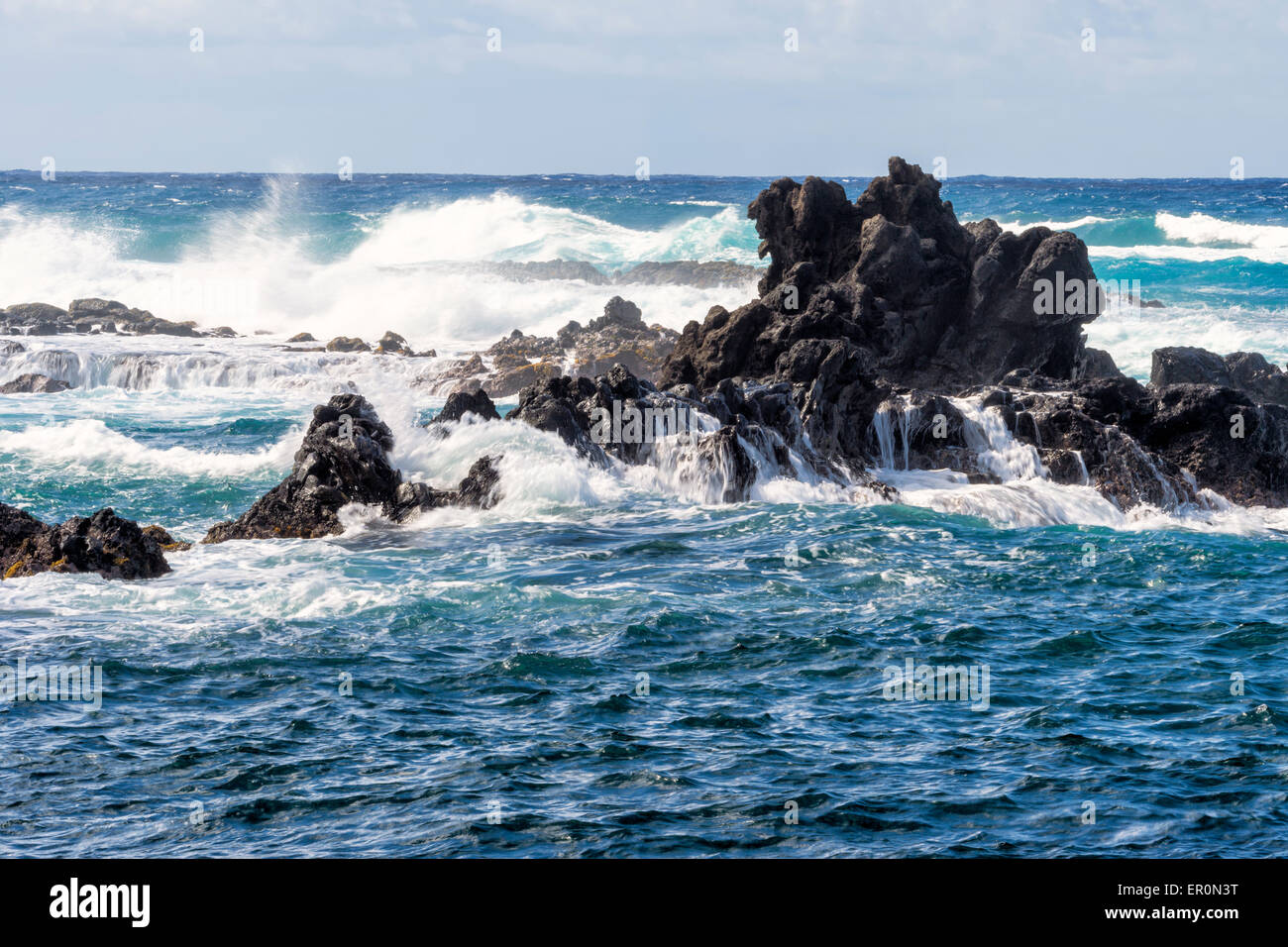 Wellen auf den Felsen, Osterinsel, Chile Stockfoto