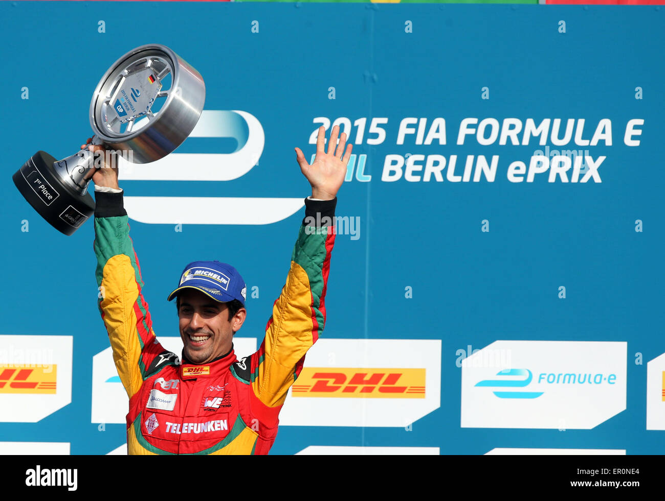 Berlin, Deutschland. 23. Mai 2015. Lucas di Grassi (Brasilien) aus dem Audi Sport Team feiert mit der Trophäe nach Sieg in der FIA-Formel-E-Rennen auf dem ehemaligen Flugplatz Tempelhof in Berlin, Deutschland, 23. Mai 2015. Über 530 Fahrzeuge wurden für einen Guinness-Weltrekord beim einzigen deutschen ePrix Rennen gezählt. Die Formel E Rennwagen haben Elektromotoren. Treiber ändern zeitweise Autos während des Rennens. Foto: JENS Büttner/Dpa/Alamy Live News Stockfoto