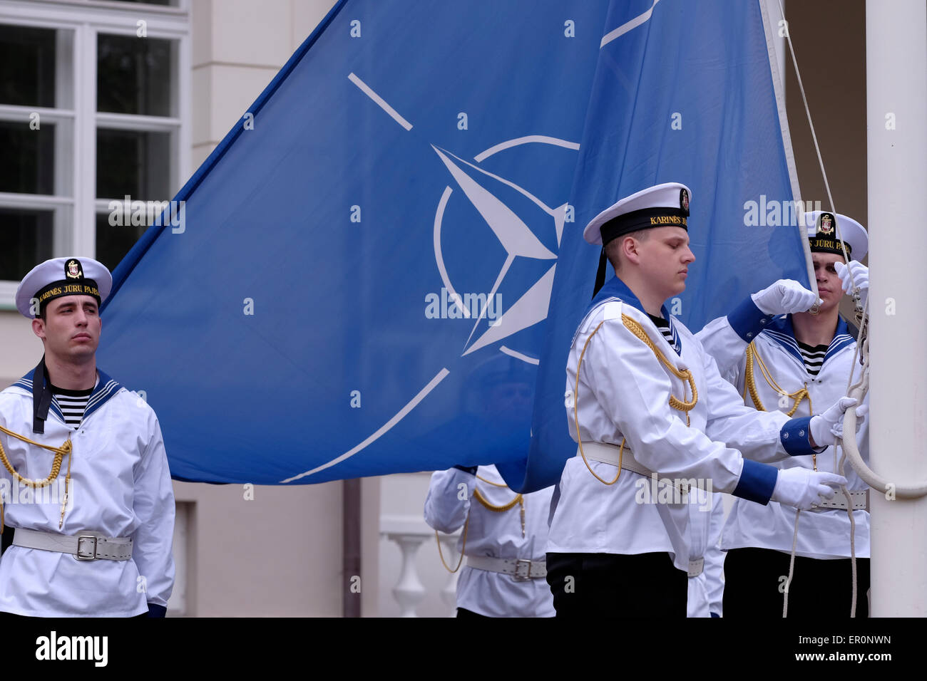 Der litauischen Streitkräfte Ehrengarde Matrosen, die Flagge der Organisation des Nordatlantikvertrags (NATO) beim Ändern von Wachen Zeremonie vor dem Präsidentenpalast in der Altstadt von Vilnius, der Hauptstadt Litauens Stockfoto