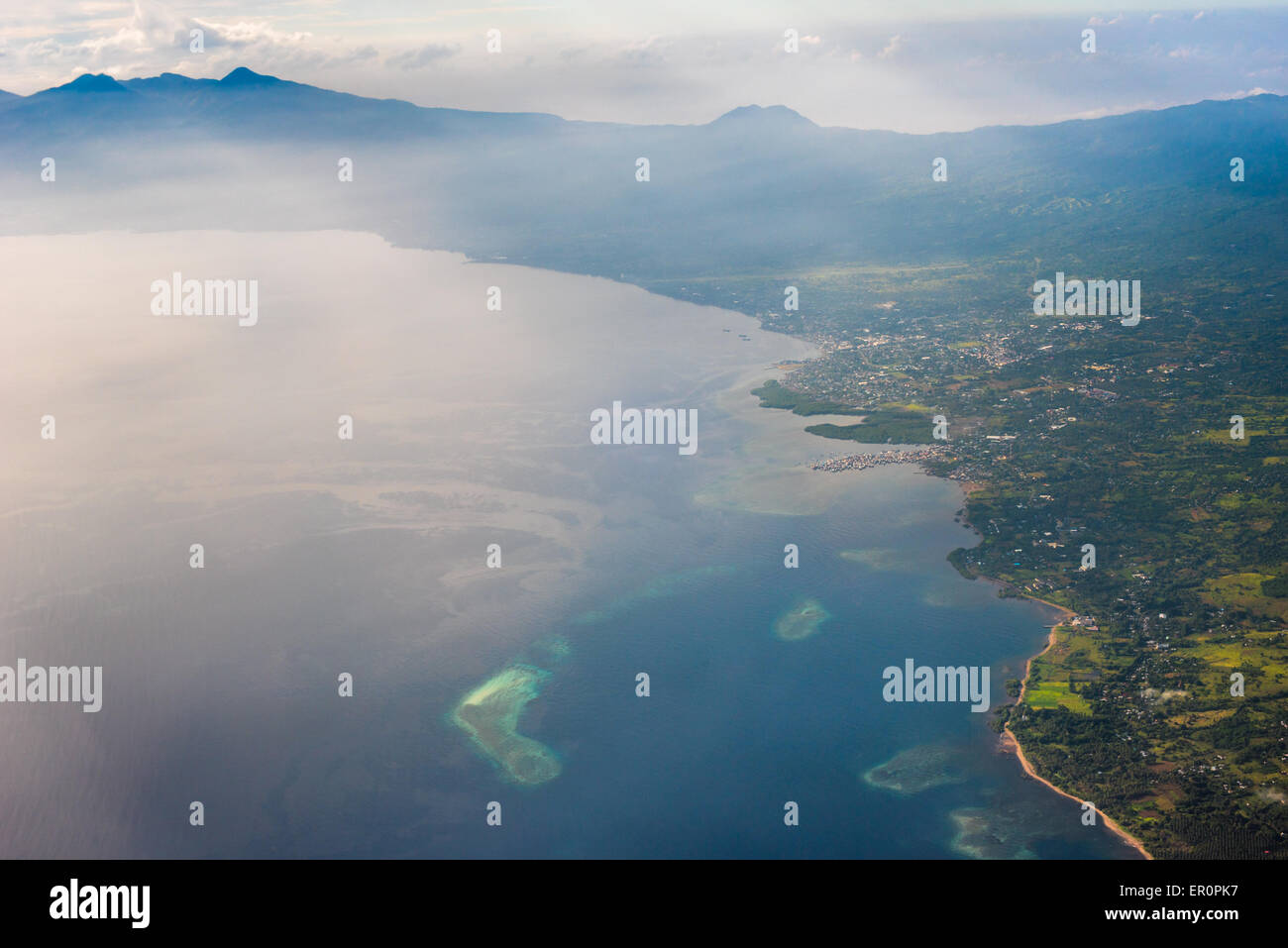 Luftaufnahme von Maumere Stadt, Insel Flores, Indonesien. Stockfoto
