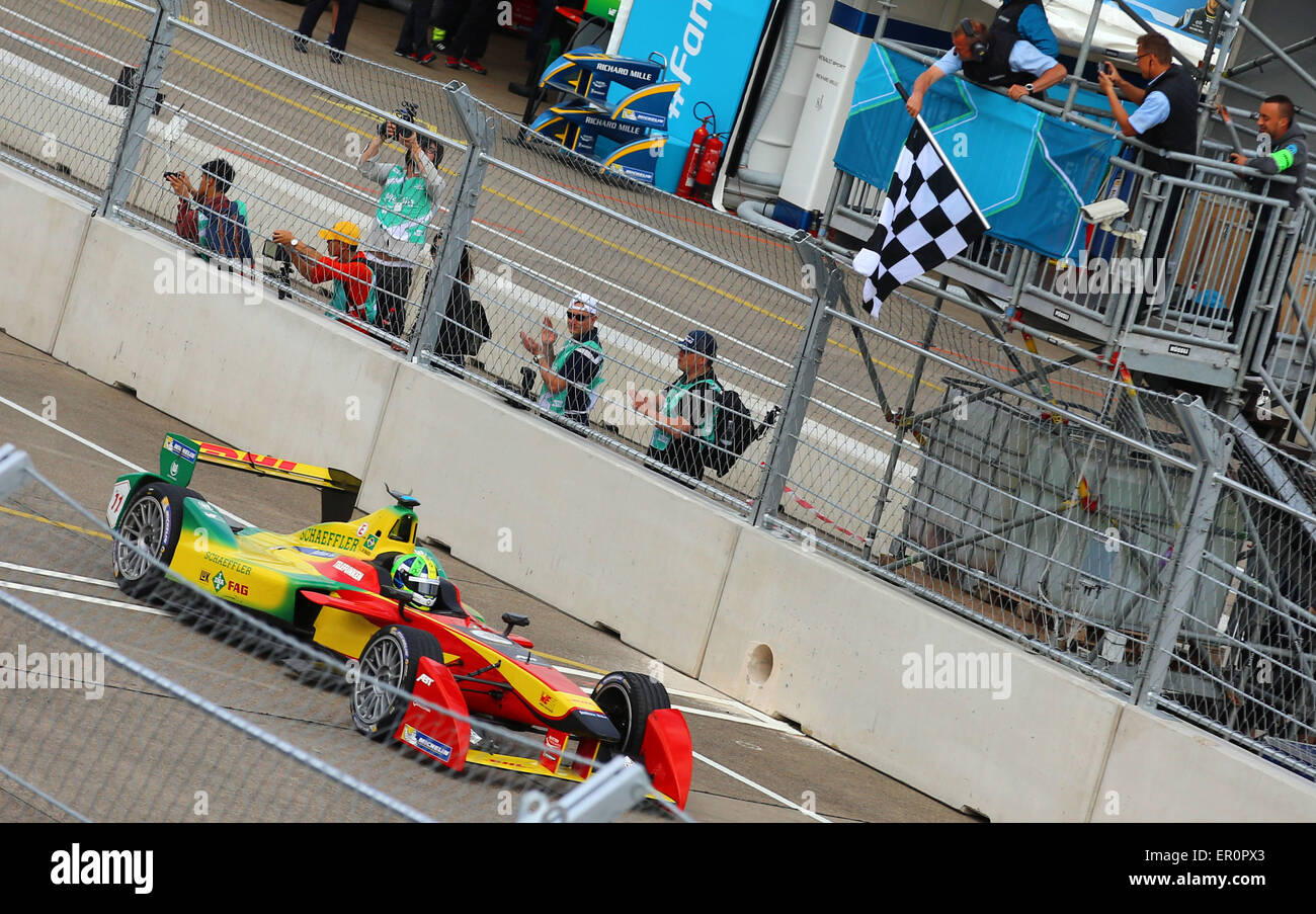 Berlin, Deutschland. 23. Mai 2015. Lucas di Grassi (Brasilien) aus dem Audi Sport Team fährt über die Ziellinie bei der FIA-Formel-E-Rennen auf dem ehemaligen Flugplatz Tempelhof in Berlin, Deutschland, 23. Mai 2015. Über 530 Fahrzeuge wurden für einen Guinness-Weltrekord beim einzigen deutschen ePrix Rennen gezählt. Die Formel E Rennwagen haben Elektromotoren. Treiber ändern zeitweise Autos während des Rennens. Foto: JENS Büttner/Dpa/Alamy Live News Stockfoto