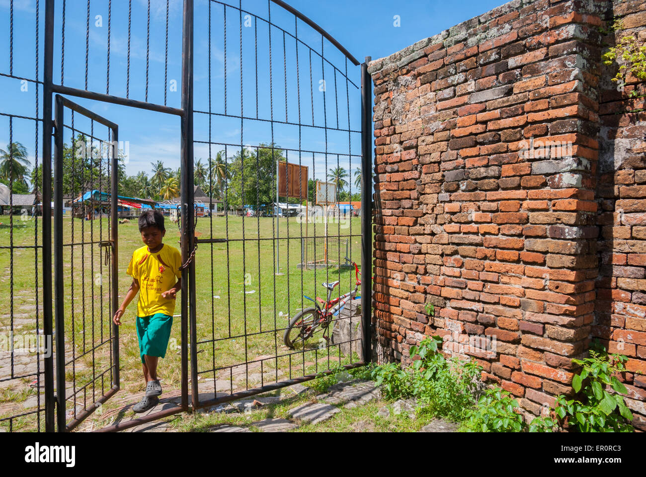 Ein Kind geht durch ein Tor an der Ruine des Surosowan-Palastes, ein kulturelles Erbe in Old Banten, Serang, Banten, Indonesien. Stockfoto