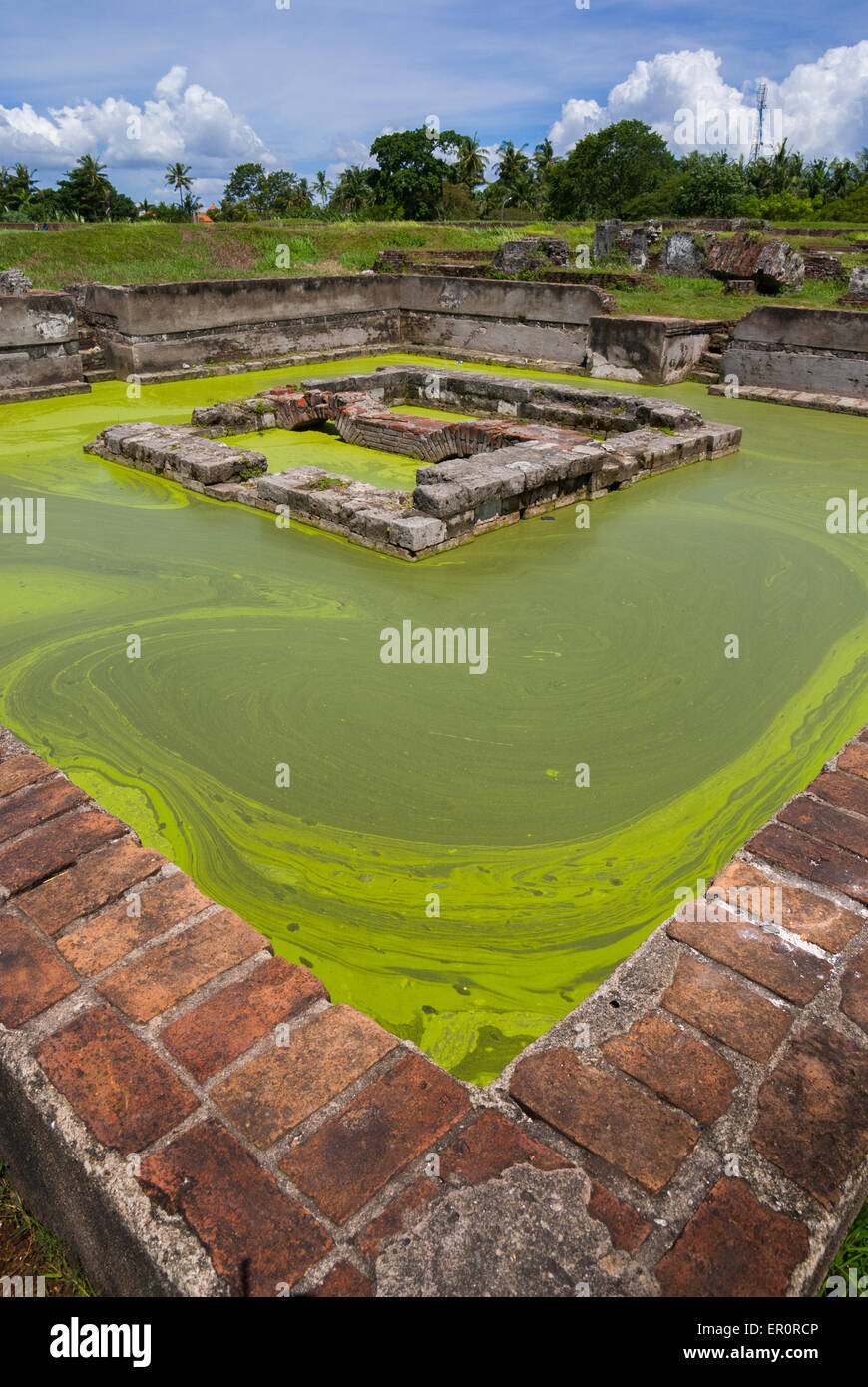 Ruine eines königlichen Pools im Schloss Surosowan, einer Kulturerbestätte von Banten Sultanate in einer Gegend namens Old Banten in Banten, Indonesien. Stockfoto