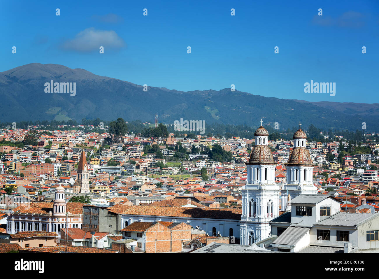 Stadtbild von Cuenca, Ecuador mit Kirche Santo Domingo in der unteren rechten Ecke sichtbar Stockfoto