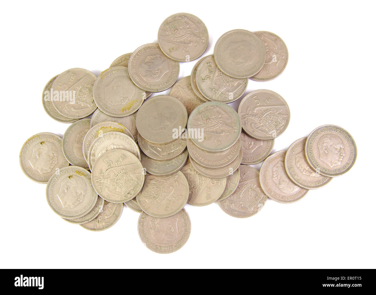 Haufen von alten spanischen Münzen von 5 Peseten Diktator Franco Gesicht isoliert auf einem weißen Hintergrund zeigen. 1957 Stockfoto