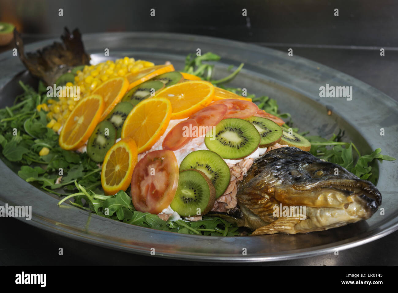 Food-Styling in einem Restaurant in einem Kurs von Fischen Stockfoto