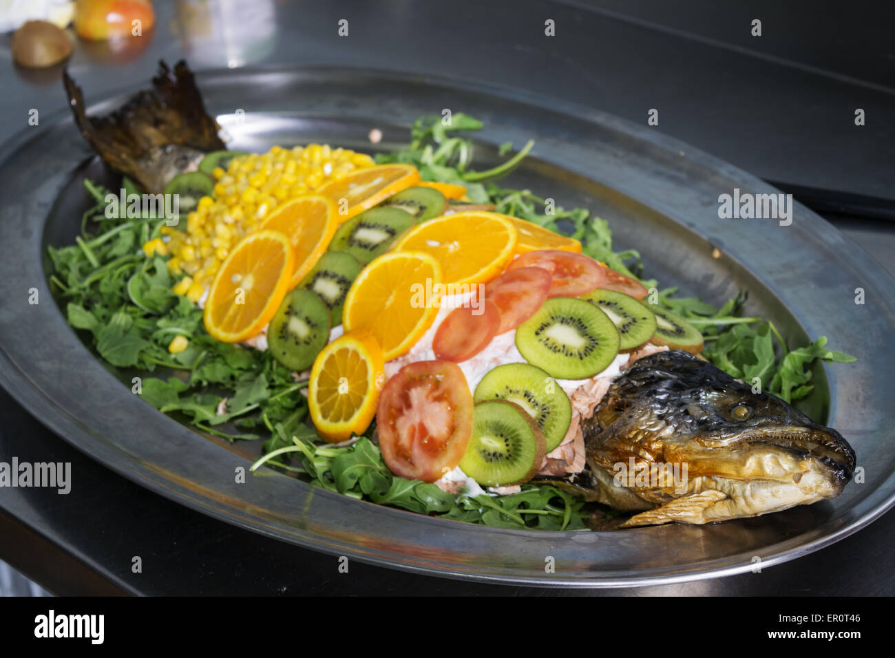 Food-Styling in einem Restaurant in einem Kurs von Fischen Stockfoto