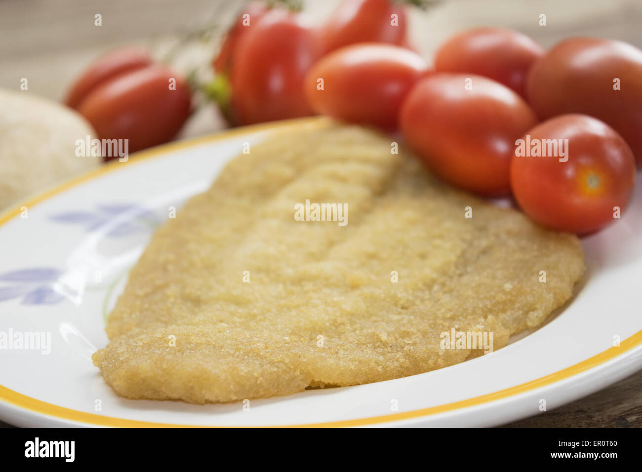 Braten von Fisch mit einem panierte und gebratene Seezungenfilet Stockfoto