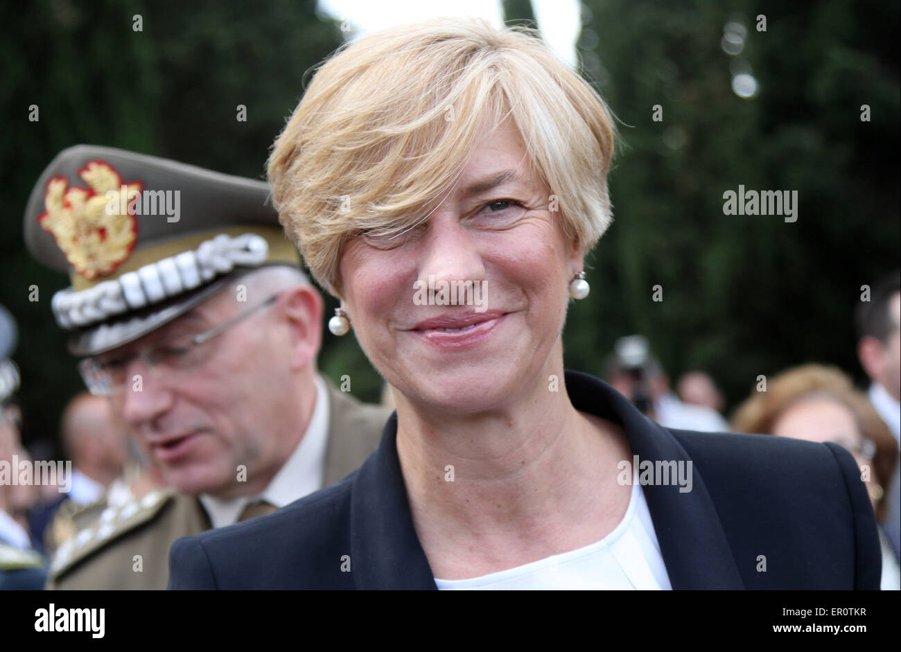 Gorizia, Italien. 24. Mai 2015. Verteidigungsminister Roberta Pinotti (L) lächelt während des Besuchs des Präsidenten der italienischen Republik Sergio Mattarella in der Area Sacra des Monte San Michele am 100. Jahrestag des Italiens Kriegseintritt Welt am 24. Sonntag Mai 2015 in Sagrado (Go). Bildnachweis: Andrea Spinelli/Alamy Live-Nachrichten Stockfoto