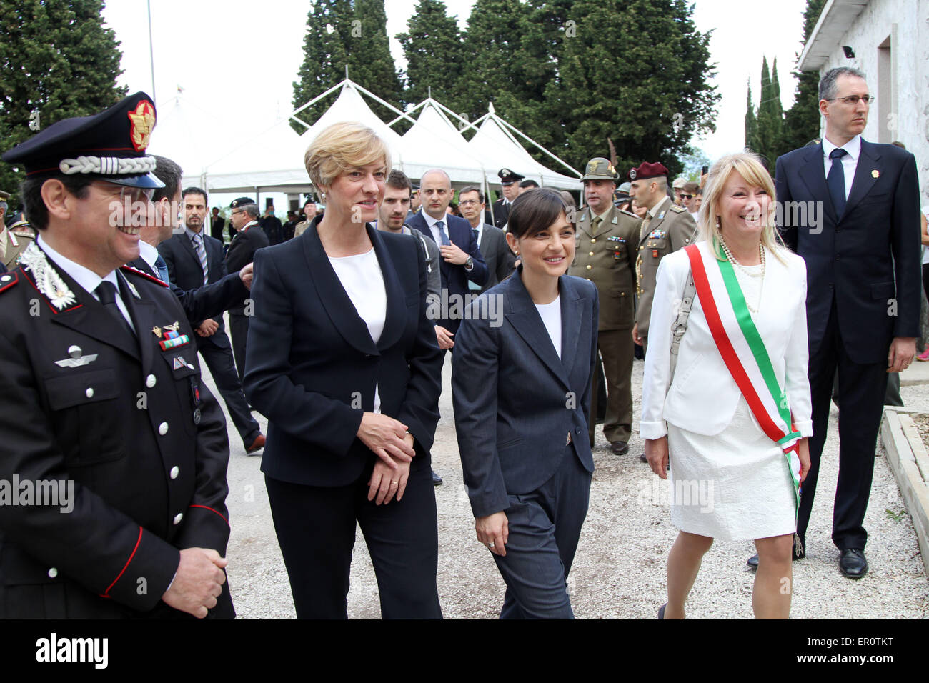 Gorizia, Italien. 24. Mai 2015. Verteidigungsminister Roberta Pinotti (L) mit den regionalen Präsidenten Debora Serracchiani und der Bürgermeister von Sagrado Elisabetta Pian während des Besuchs des Präsidenten der italienischen Republik Sergio Mattarella in der Area Sacra des Monte San Michele am 100. Jahrestag des Italiens Kriegseintritt Welt am 24. Sonntag Mai 2015 in Sagrado (Go). Bildnachweis: Andrea Spinelli/Alamy Live-Nachrichten Stockfoto