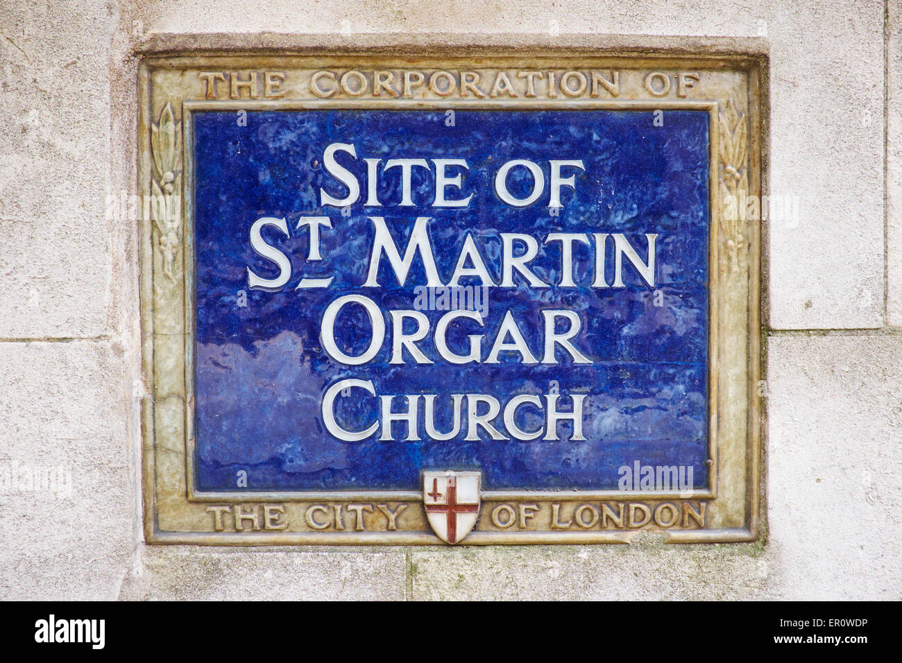 Blaue Plakette markiert den ehemaligen Standort der Kirche St. Martin Orgar, Martin Lane London UK Stockfoto