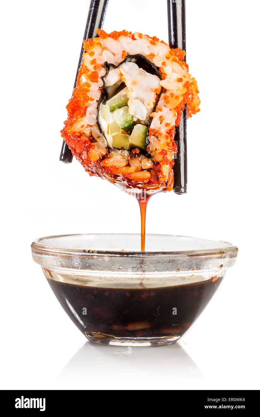 Sushi (California Roll) auf weißem Hintergrund Stockfoto