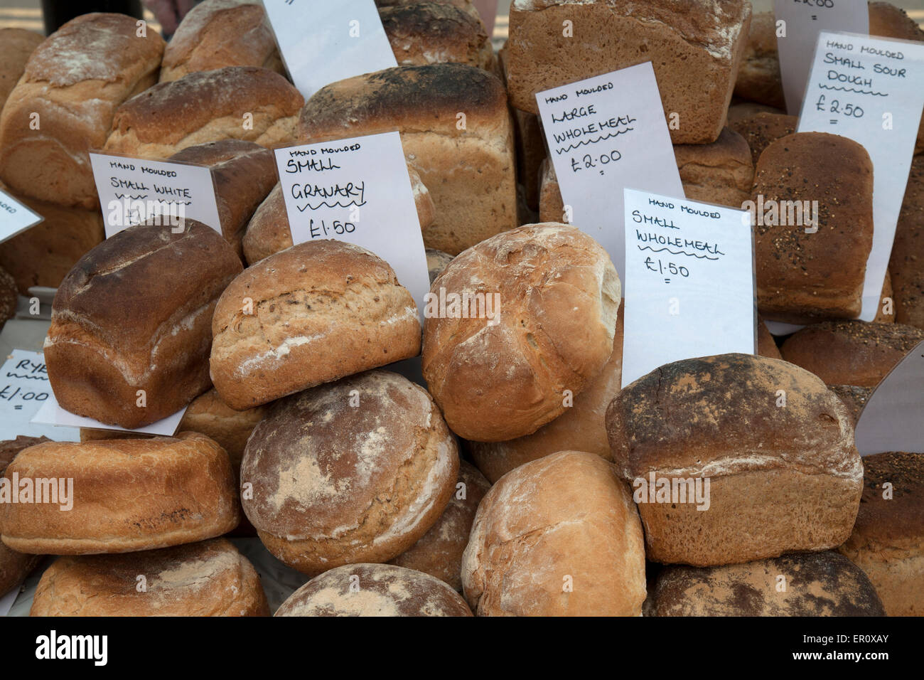Brote auf einem Marktstand. Stockfoto
