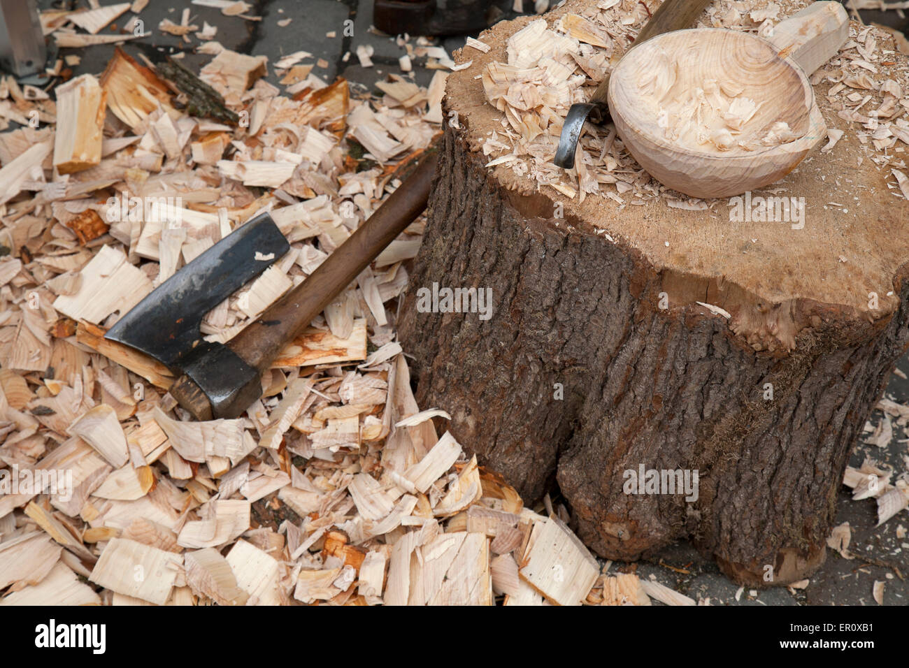 Holzfäller-Tools mit Holzschale. Stockfoto