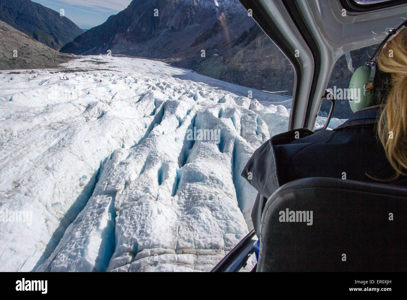 Hubschrauber über den Boden auf der gebrochenen Eises Oberfläche der Fox-Gletscher auf der Südalpen Neuseelands Stockfoto