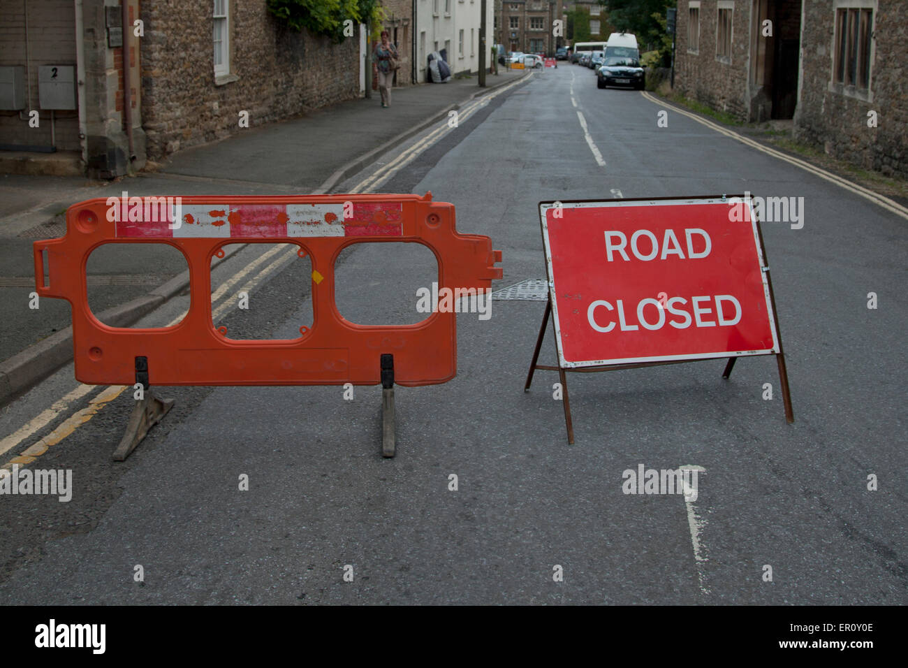 "Gesperrt" Zeichen und Barriere stoppen Verkehr auf einer englischen Straße Stockfoto