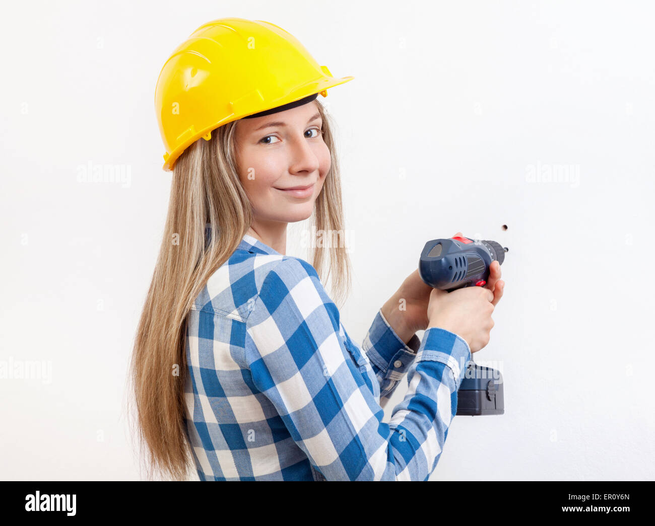 Junge Frau die DIY Arbeit und Schutzhelm tragen Stockfoto