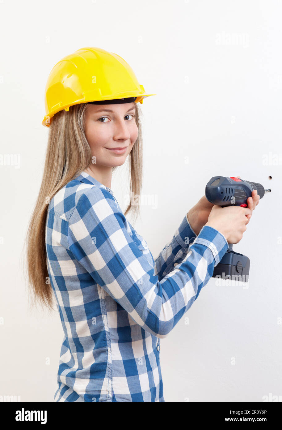 Junge Frau die DIY Arbeit und Schutzhelm tragen Stockfoto