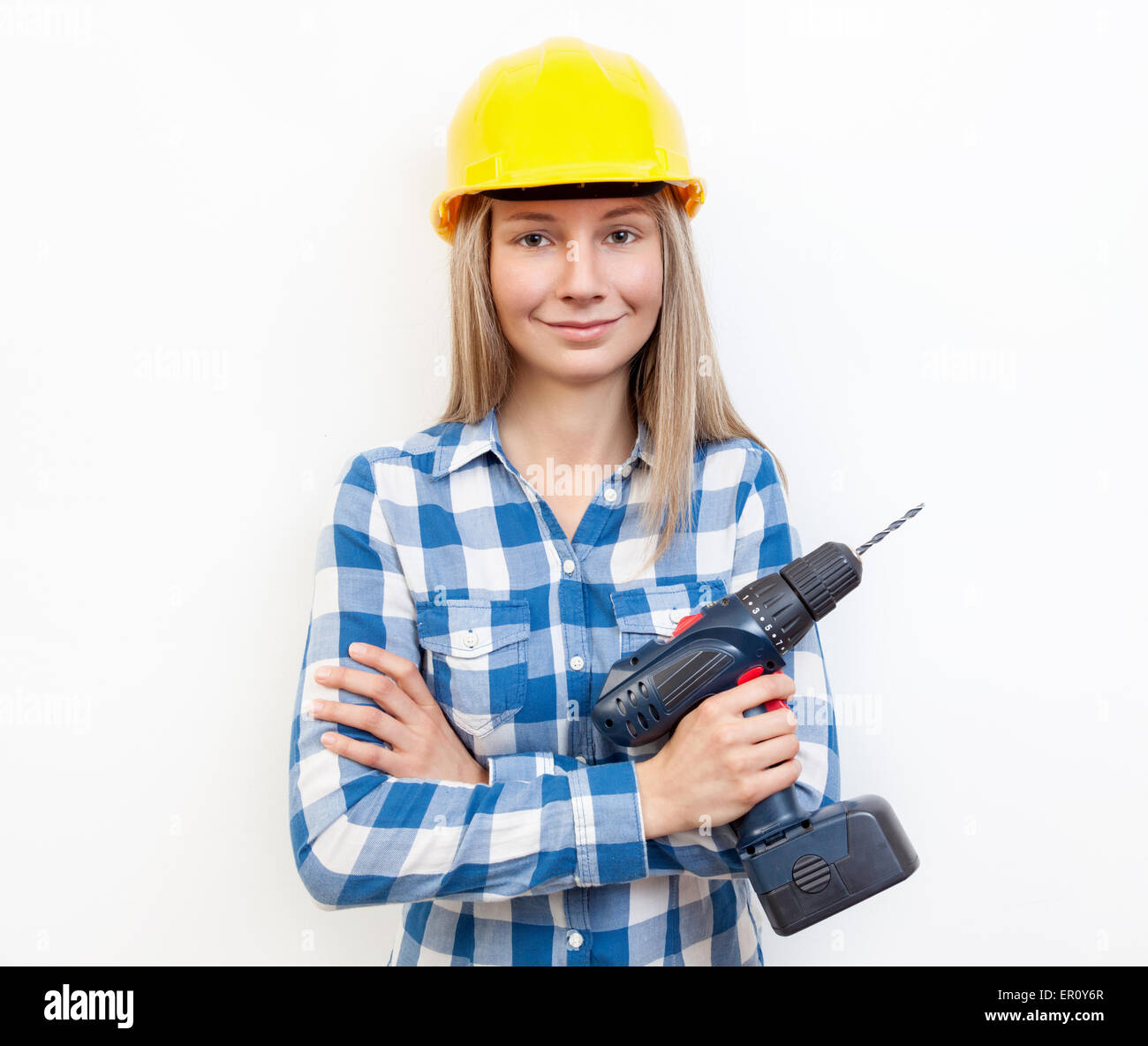 Junge Frau die DIY Arbeit und Schutzhelm tragen Stockfoto