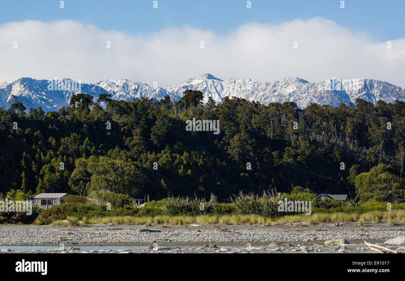 Hohe Gipfel der Südalpen in Neuseeland vom Strand bei Okarito an der Westküste der Südinsel Stockfoto
