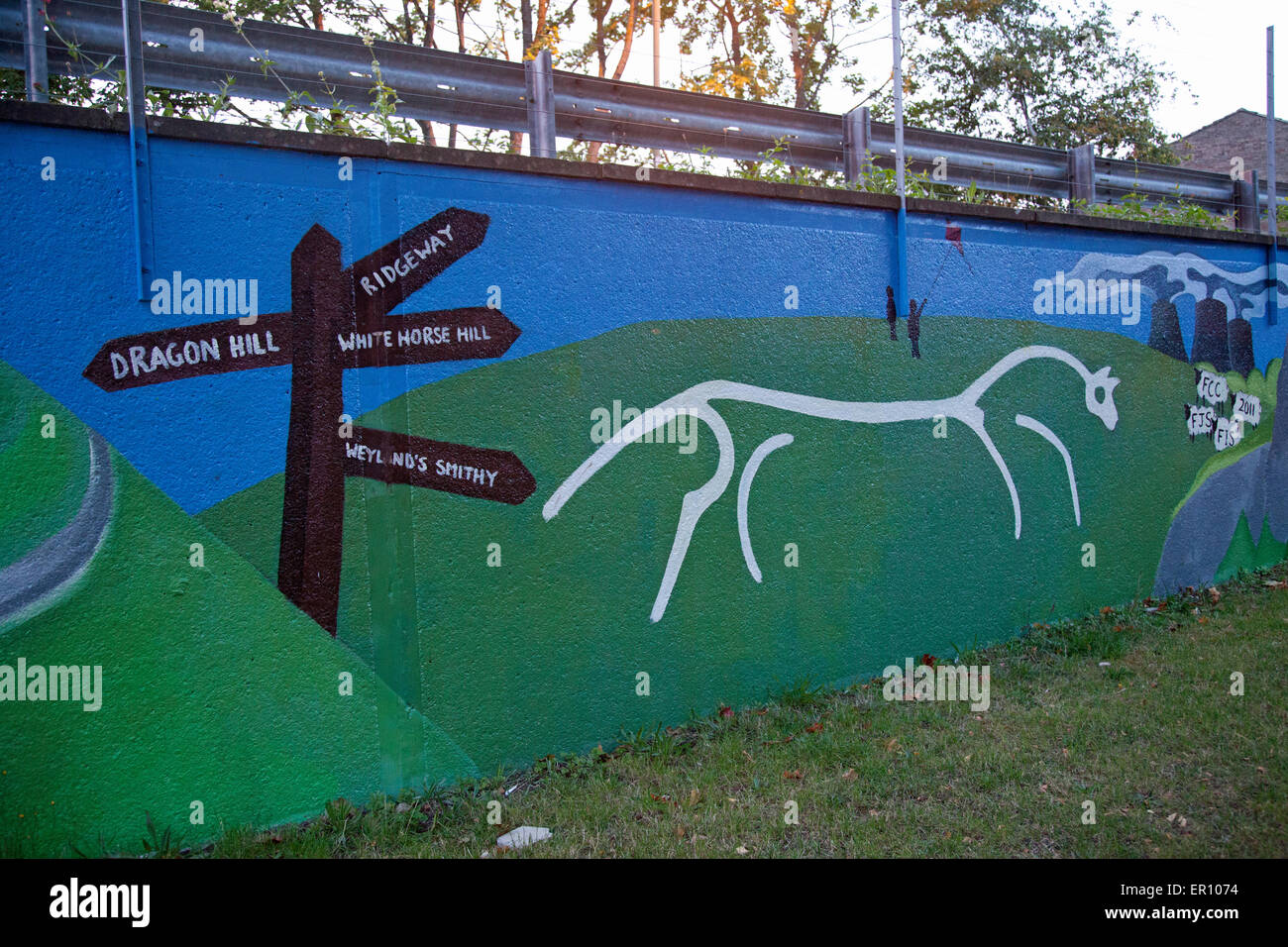 Wandbild an Unterführung Wand gemalt mit verschiedenen Szenen aus Faringdon, von Kindern aus Schulen Stockfoto