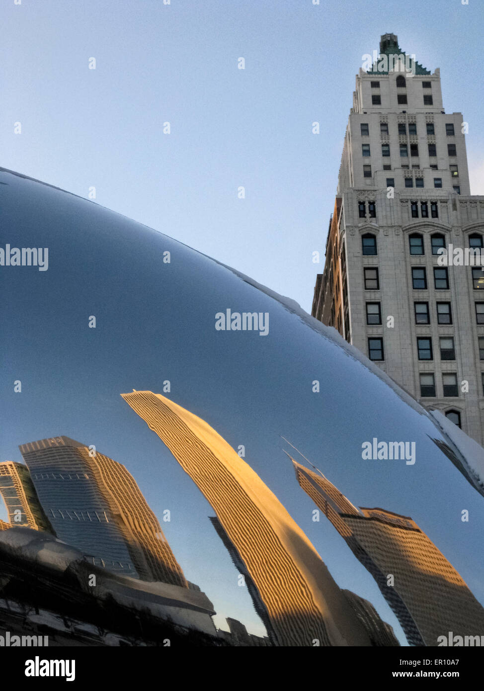 Verzerrende gespiegelte Reflexionen des nahe gelegenen Gebäuden sind zu sehen bei der Betrachtung der Bohne, eine elliptische Skulptur in Chicago, Illinois, USA. Stockfoto