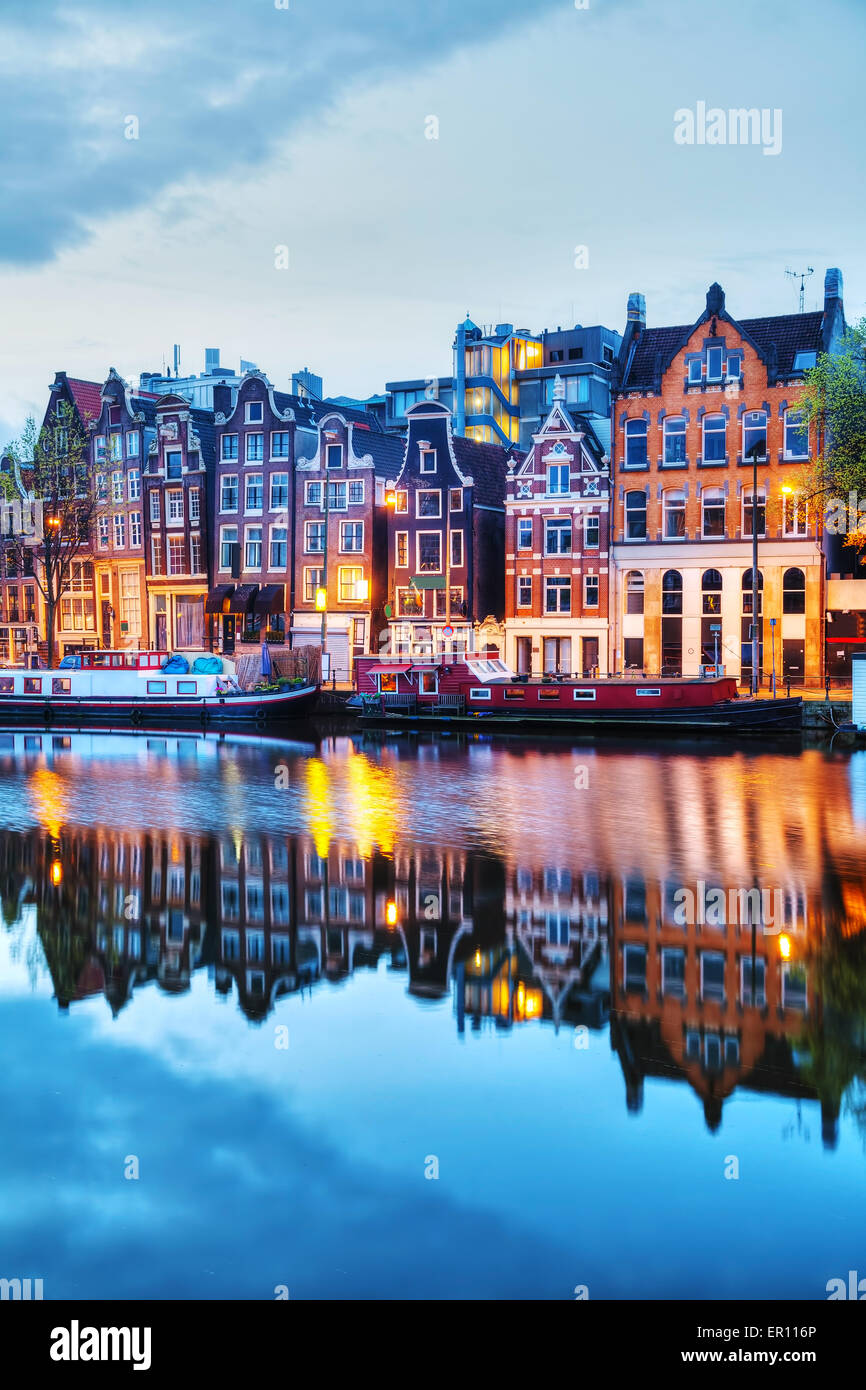 Nacht-Stadtansicht von Amsterdam in den Niederlanden mit dem Fluss Amstel Stockfoto