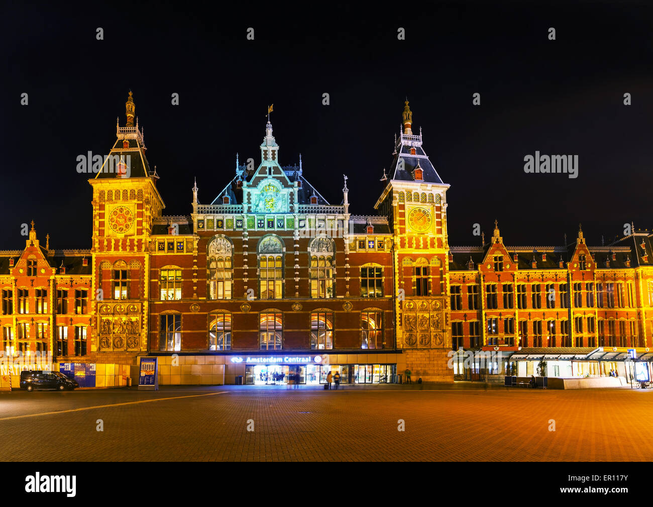 AMSTERDAM - 15 APRIL: Amsterdam Centraal Bahnhof am 15. April 2015 in Amsterdam, Niederlande. Stockfoto