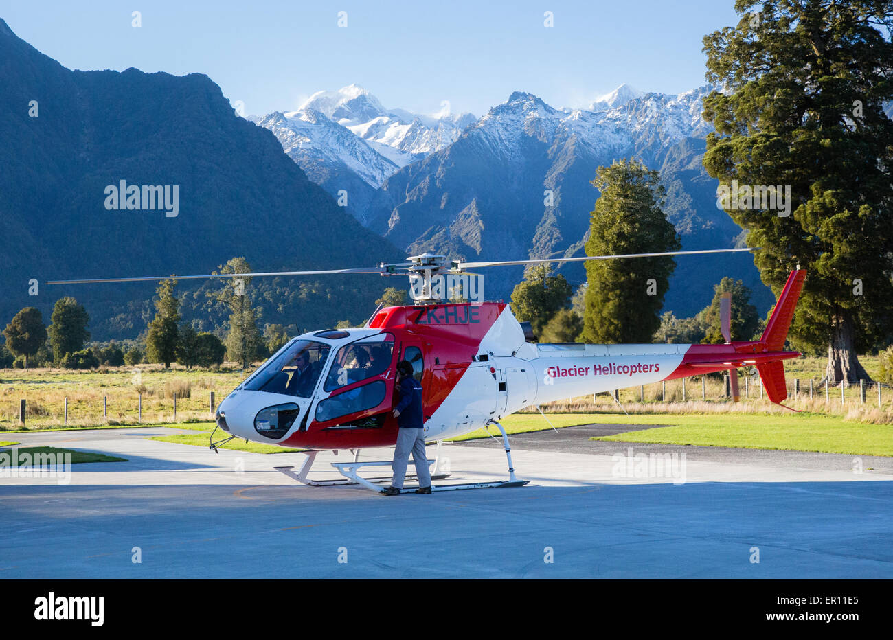 Hubschrauber auf dem Pad im Fox Village Luftbrücke Wanderer auf Fox-Gletscher in der Südalpen Neuseelands Stockfoto