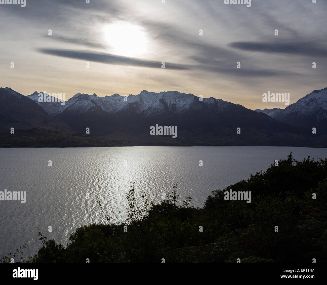 Schneebedeckte Berge und linsenförmige Wolken über Lake Wanaka auf der Otago District der Südinsel Neuseelands Stockfoto