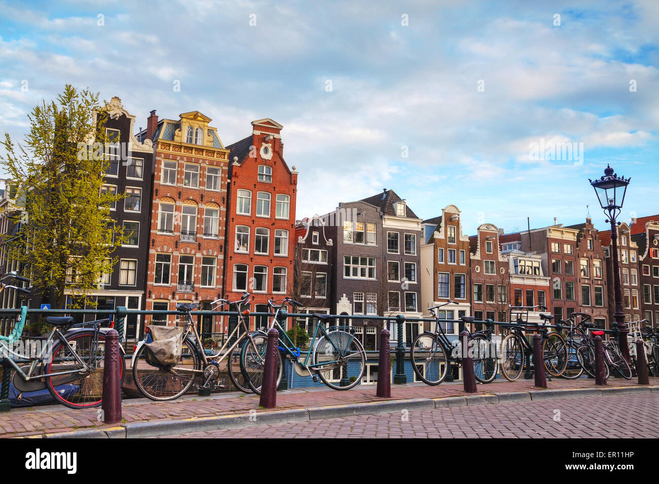 Fahrräder abgestellt auf einer Brücke in Amsterdam, Niederlande Stockfoto