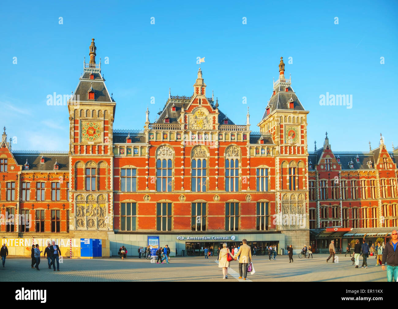 AMSTERDAM - 15 APRIL: Amsterdam Centraal Bahnhof am 15. April 2015 in Amsterdam, Niederlande. Stockfoto