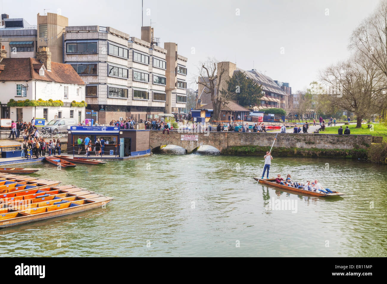 Cambridge, UK - April 9: Punts am Fluss Cam am 9. April 2015 in Cambridge, UK. Es ist eine Universitätsstadt. Stockfoto