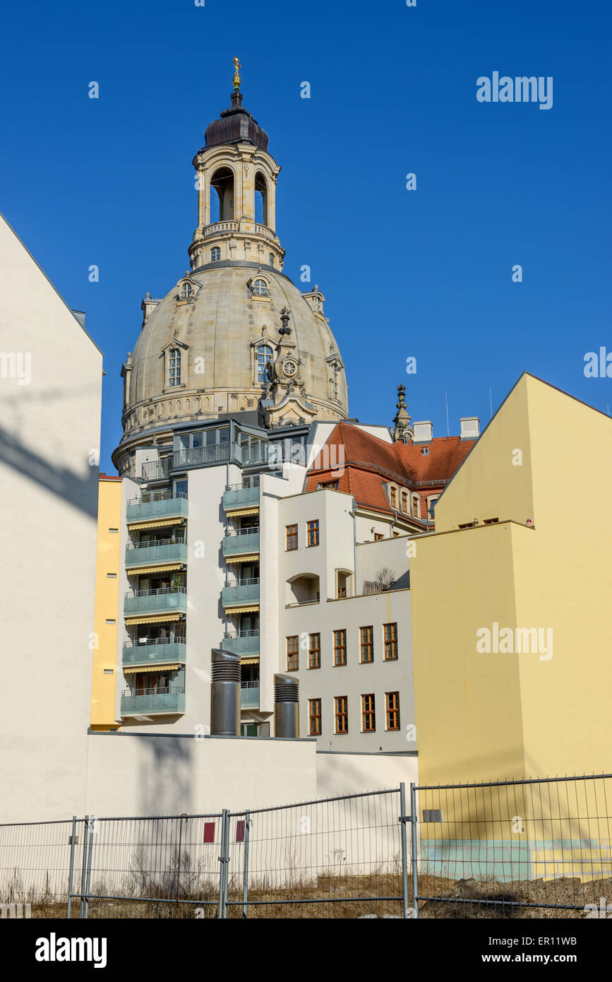 Alt und modern. Blick vom Landhaus Straße in Richtung Frauenkirche Kuppel über dem hinteren Fassaden der neu rekonstruierten Gebäude des Viertels Stockfoto