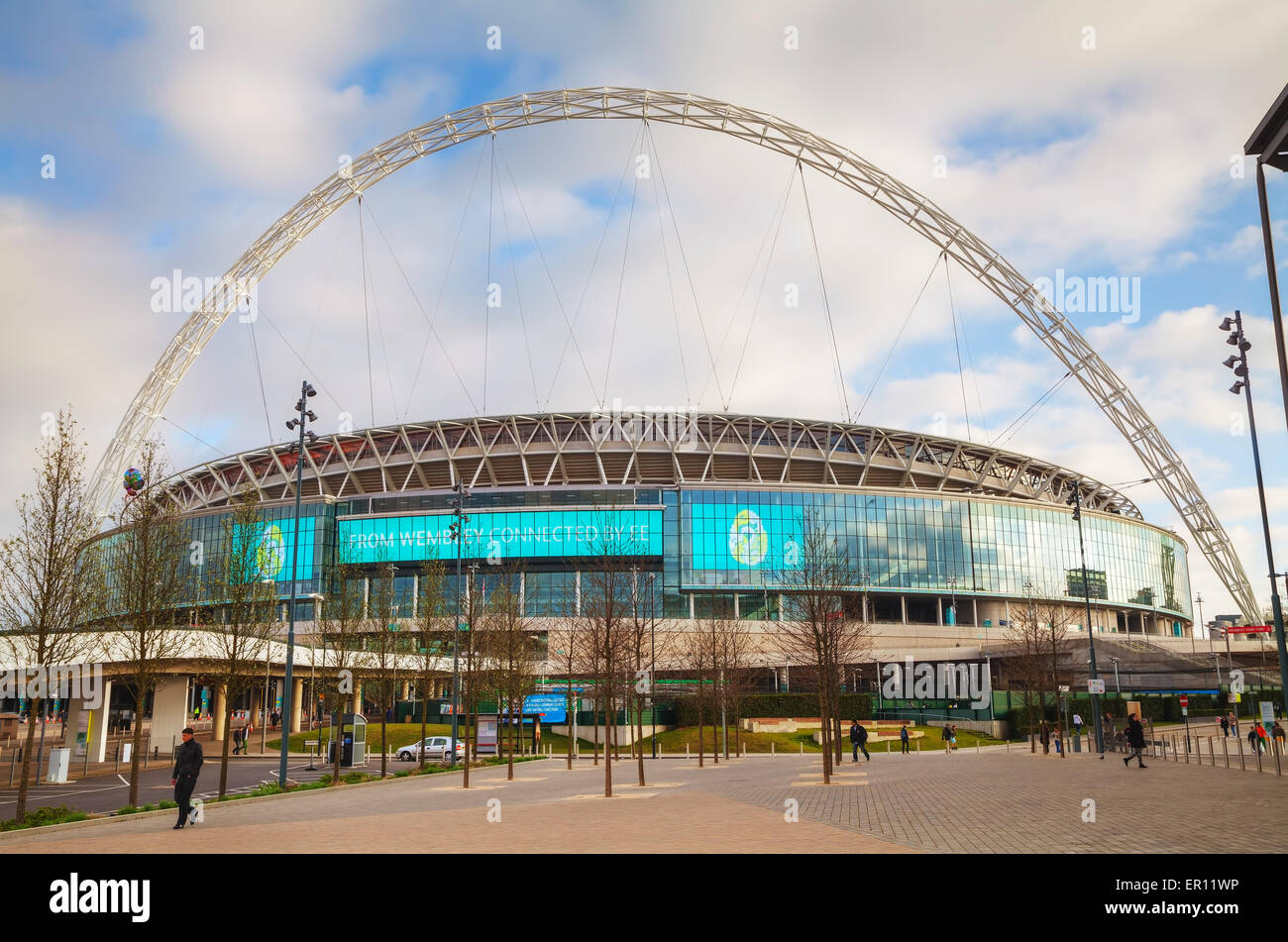 LONDON - APRIL 6: Wembley-Stadion am 6. April 2015 in London, Vereinigtes Königreich. Es ist ein Fußballstadion in Wembley Park, das 2007 eröffnet Stockfoto