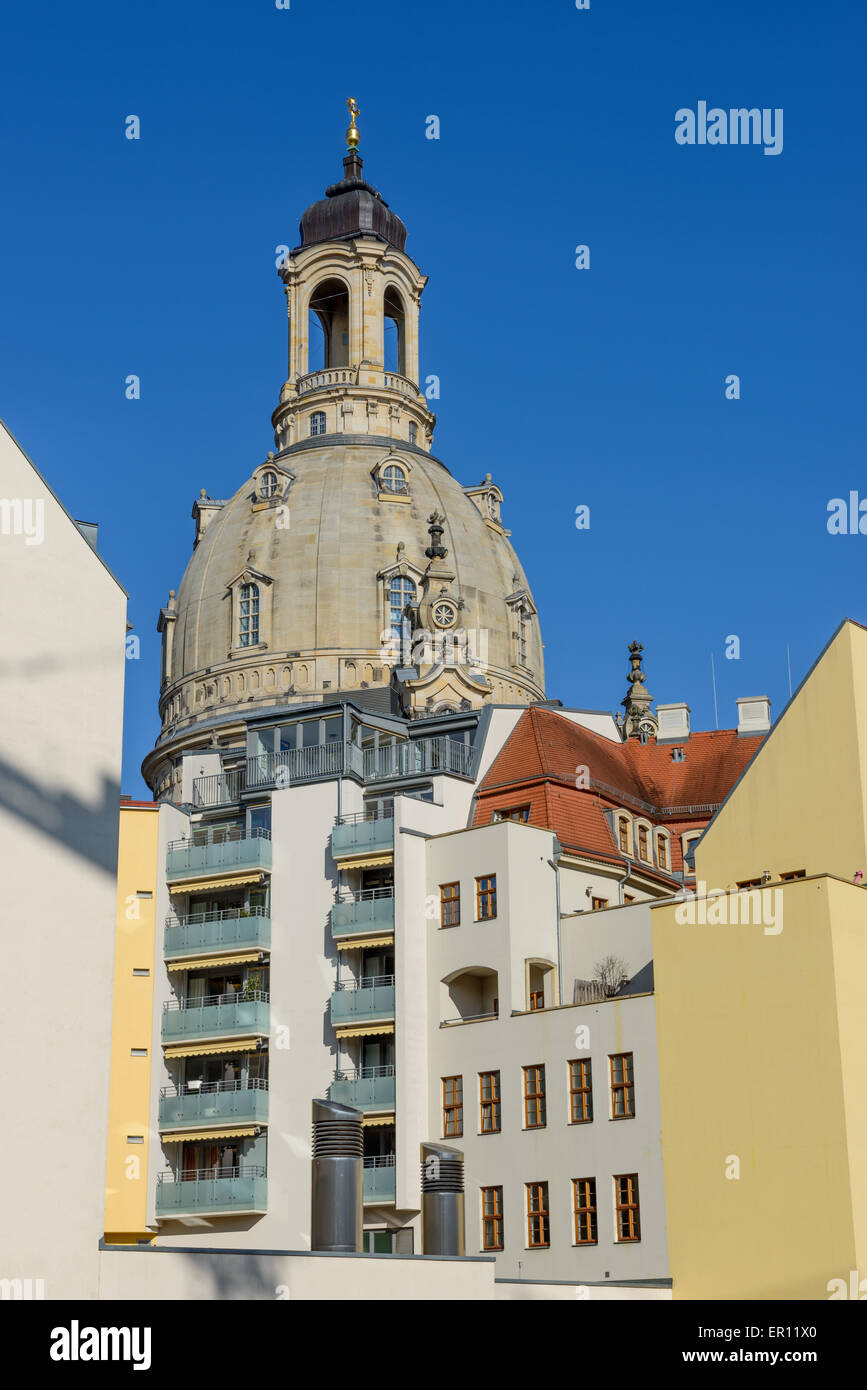 Alt und modern. Blick vom Landhaus Straße in Richtung Frauenkirche Kuppel über dem hinteren Fassaden der neu rekonstruierten Gebäude des Viertels Stockfoto