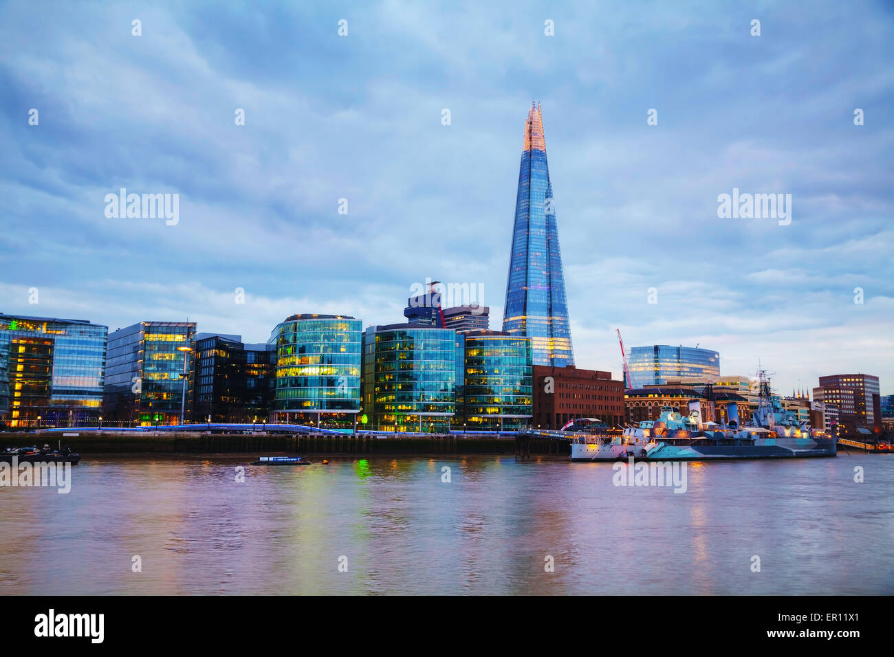 LONDON - 4 APRIL: Übersicht von London mit der Glasscherbe am 4. April 2015 in London, Vereinigtes Königreich. 306 Meter hoch stand. Stockfoto