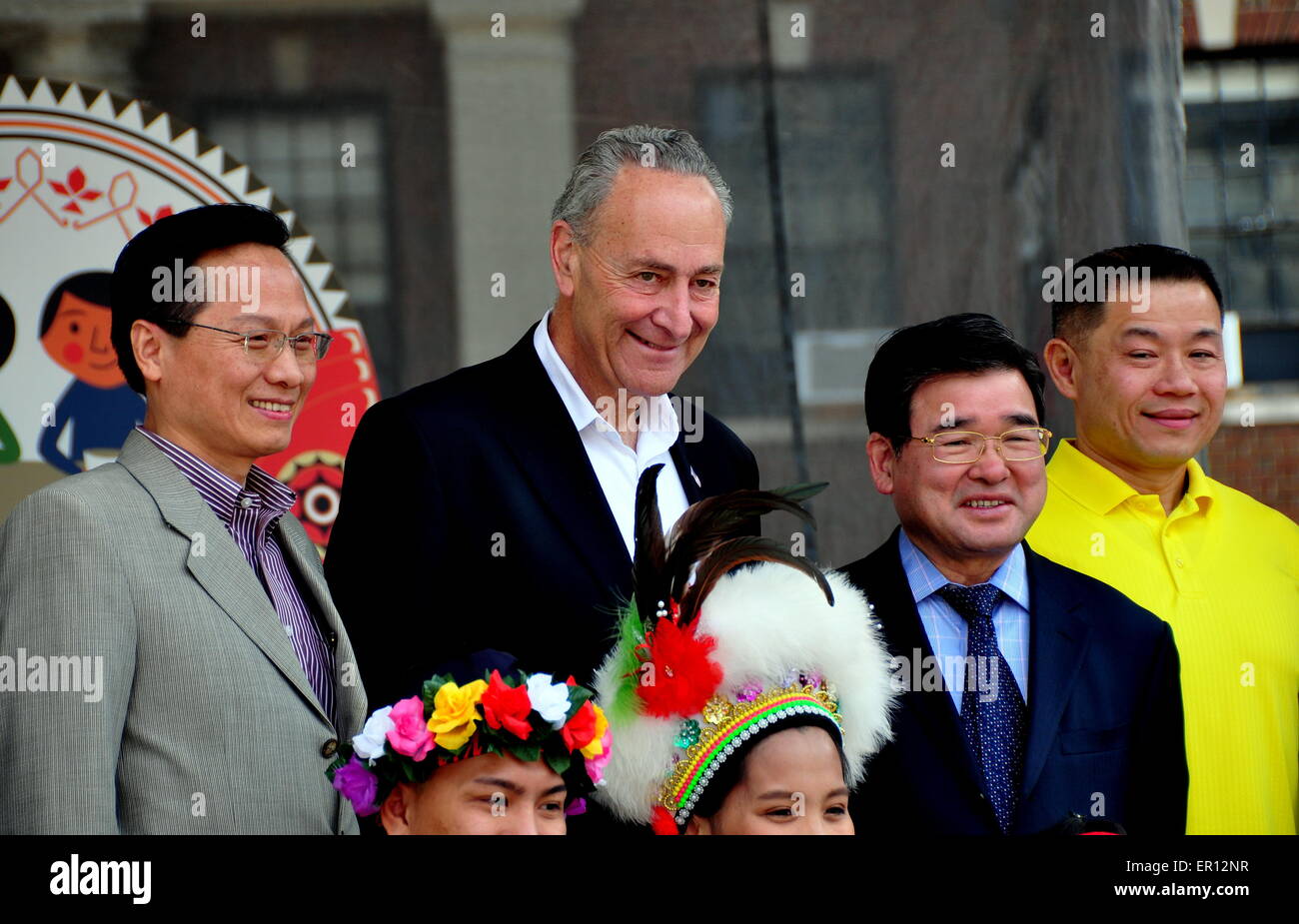 New York City: N. Y. Senator Charles R. Schumer mit Künstlern und taiwanesischen Würdenträger an den Tierpass Taiwan Festival Stockfoto