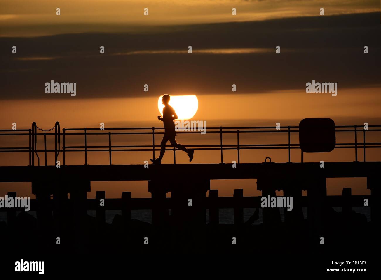 UK-Wetter: Aberystwyth Wales UK Sonntag, 24. Mai 2015 Solo Mann joggt Silhouette gegen die untergehende Sonne über Cardigan Bay am Vorabend von Feiertagen kann Montag in Aberystwyth auf der West-Wales Küste Photo Credit: Keith Morris / Alamy Live News Stockfoto