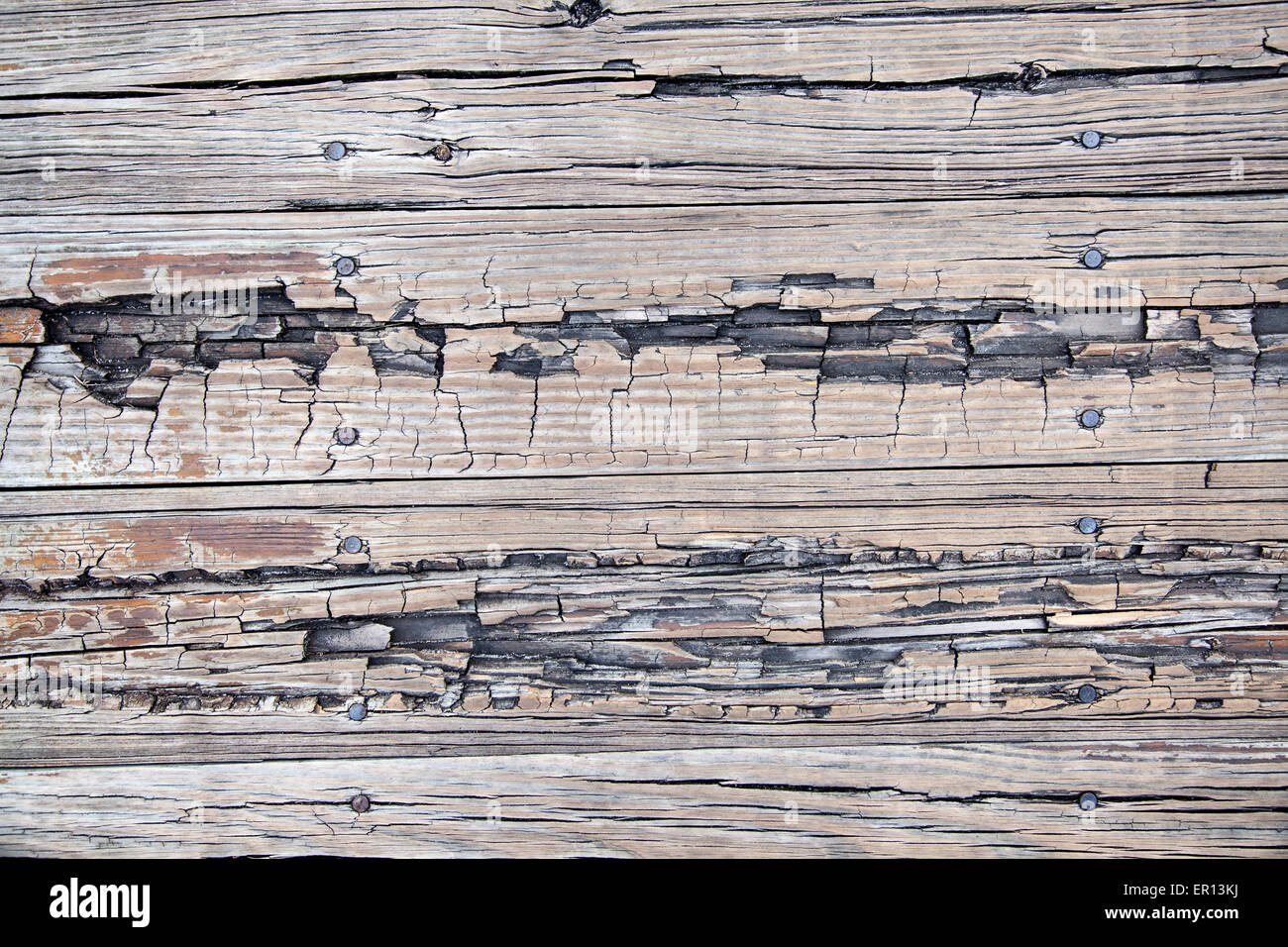 Verwitterte ausgetretenen Holzplatte Hintergrund Holzbohlen und Nägel Stockfoto